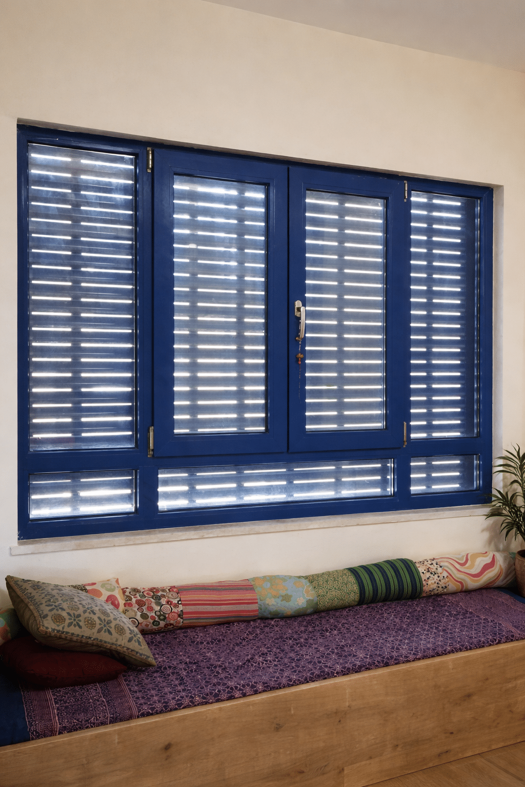 חלון מפרץ כחול היי-טק